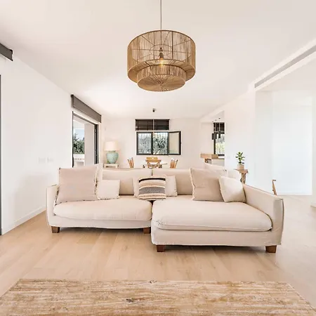 Villa Capricho Front Golf Pool Views